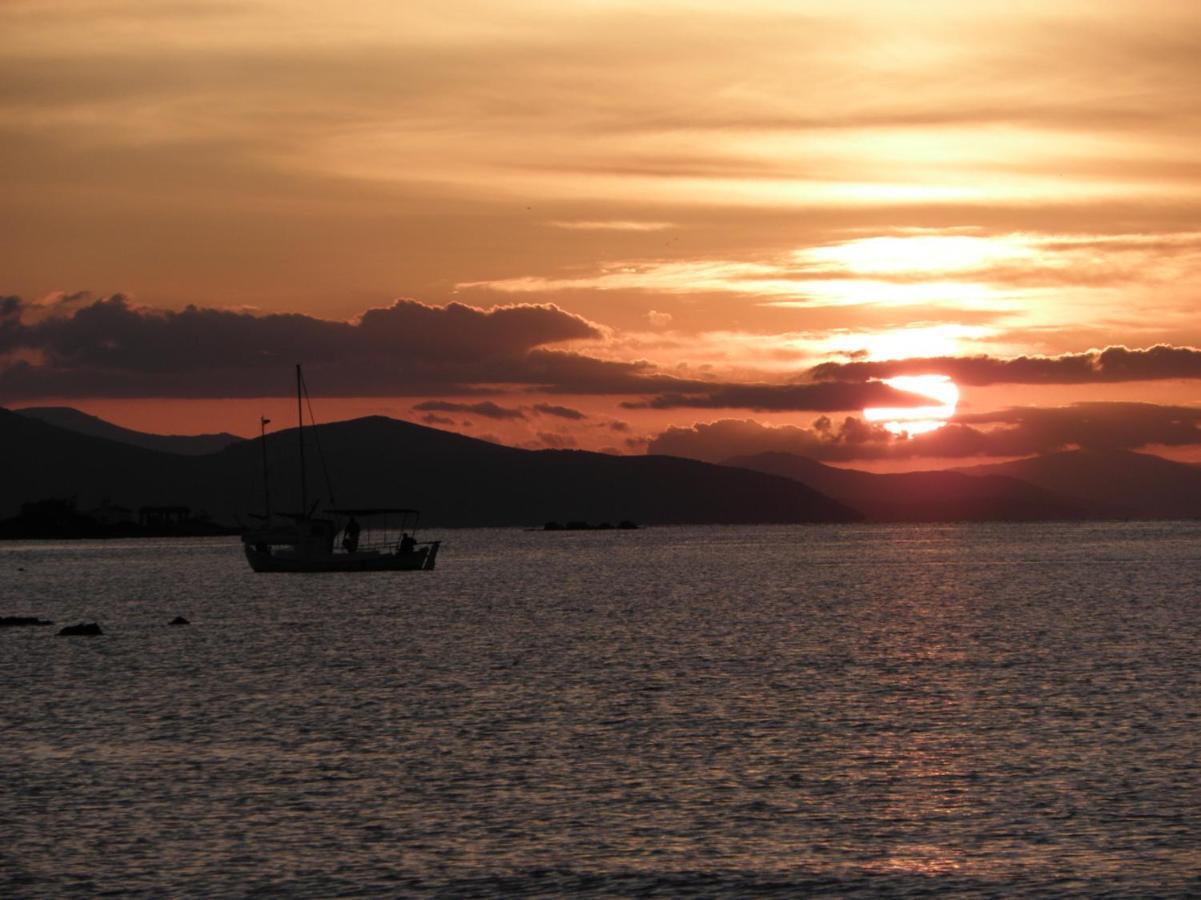House By The Sea Villa อาร์เตมีดา ภายนอก รูปภาพ